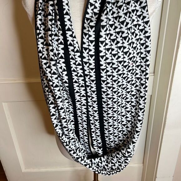 MICHAEL Michael Kors Signature Stripe Infinity Loop Scarf Black White One Size - Picture 2 of 5